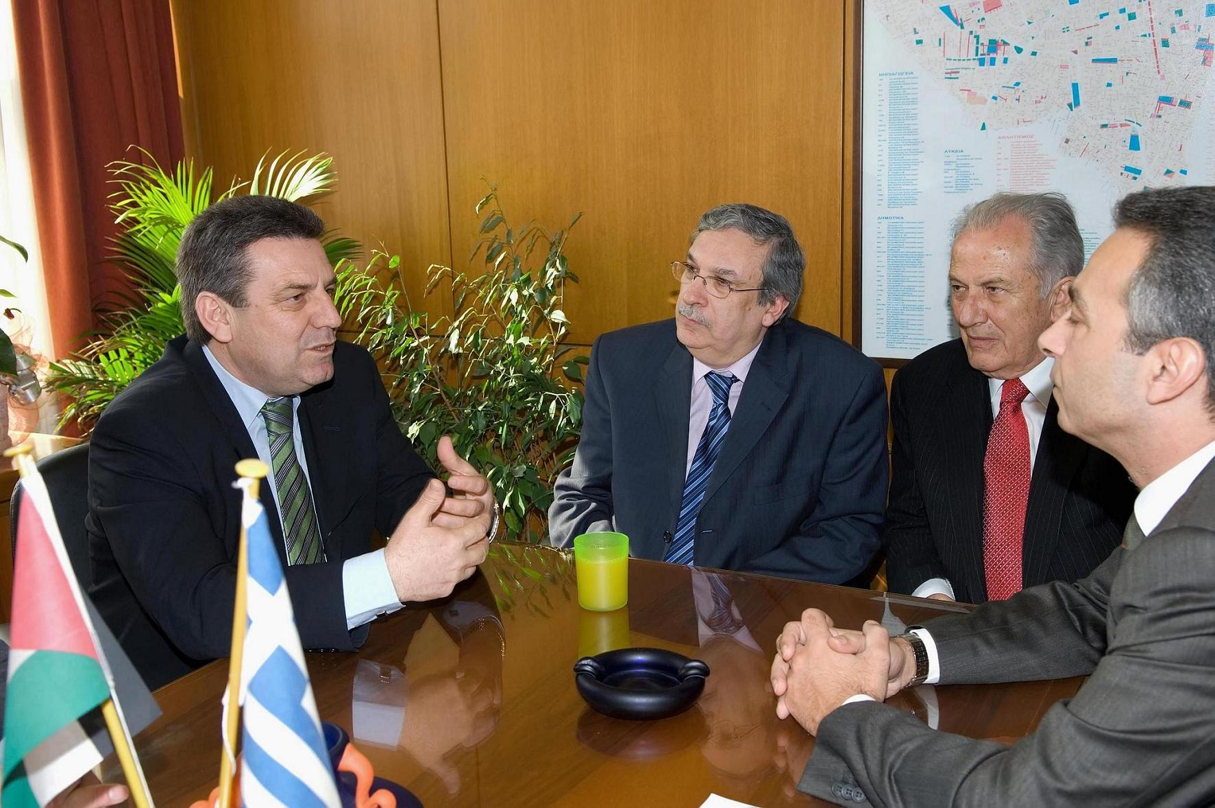 Ο Δήμαρχος Ιλίου με τον πρώην Δήμαρχο κ. Β Κουκουβίνο σε συνάντηση με τον Πρέσβη της Παλαιστίνης στην Ελλάδα στο Δημαρχείο Ιλίου