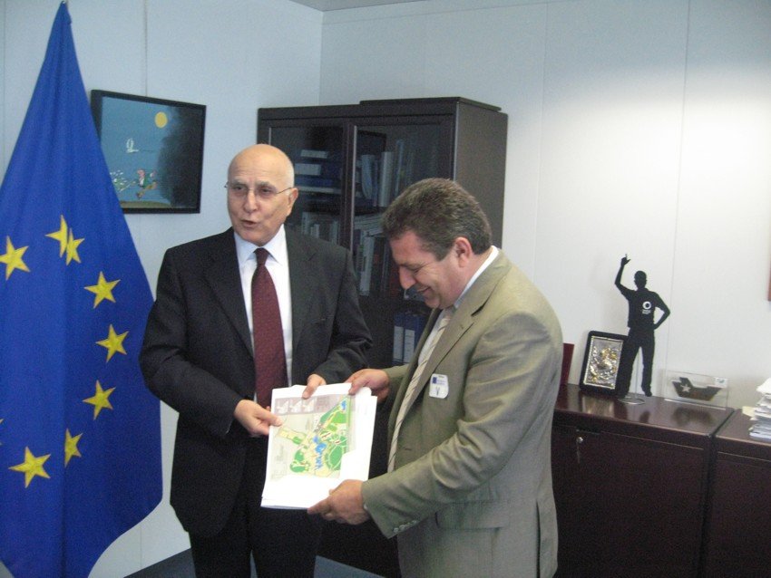 Ο πρώην Επίτροπος περιβάλλοντος της Ευρωπαϊκής Ένωσης κ. Δήμας παραλαμβάνει στο γραφείο του υπόμνημα από το Δήμαρχο Ιλίου