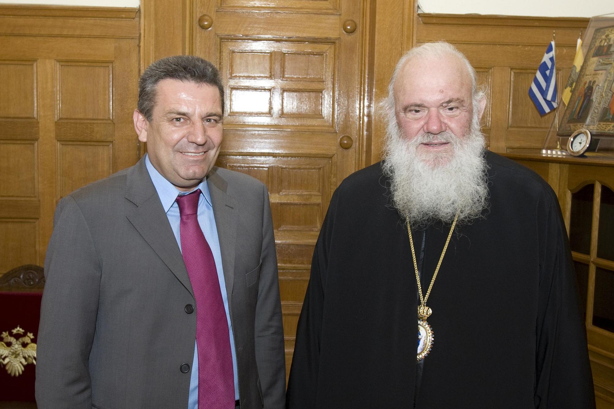 Ο Μακαριότατος Αρχιεπίσκοπος Αθηνών και Πάσης Ελλάδος κ. Ιερώνυμος υποδέχεται στο γραφείο του το Δήμαρχο Ιλίου