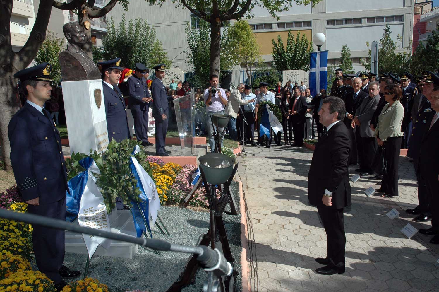 Κατάθεση στεφάνου κατά την διάρκεια των εγκαινίων της πλατείας προς τιμήν του Επισμηναγού (Ι) Δημήτρη Στοϊλίδη