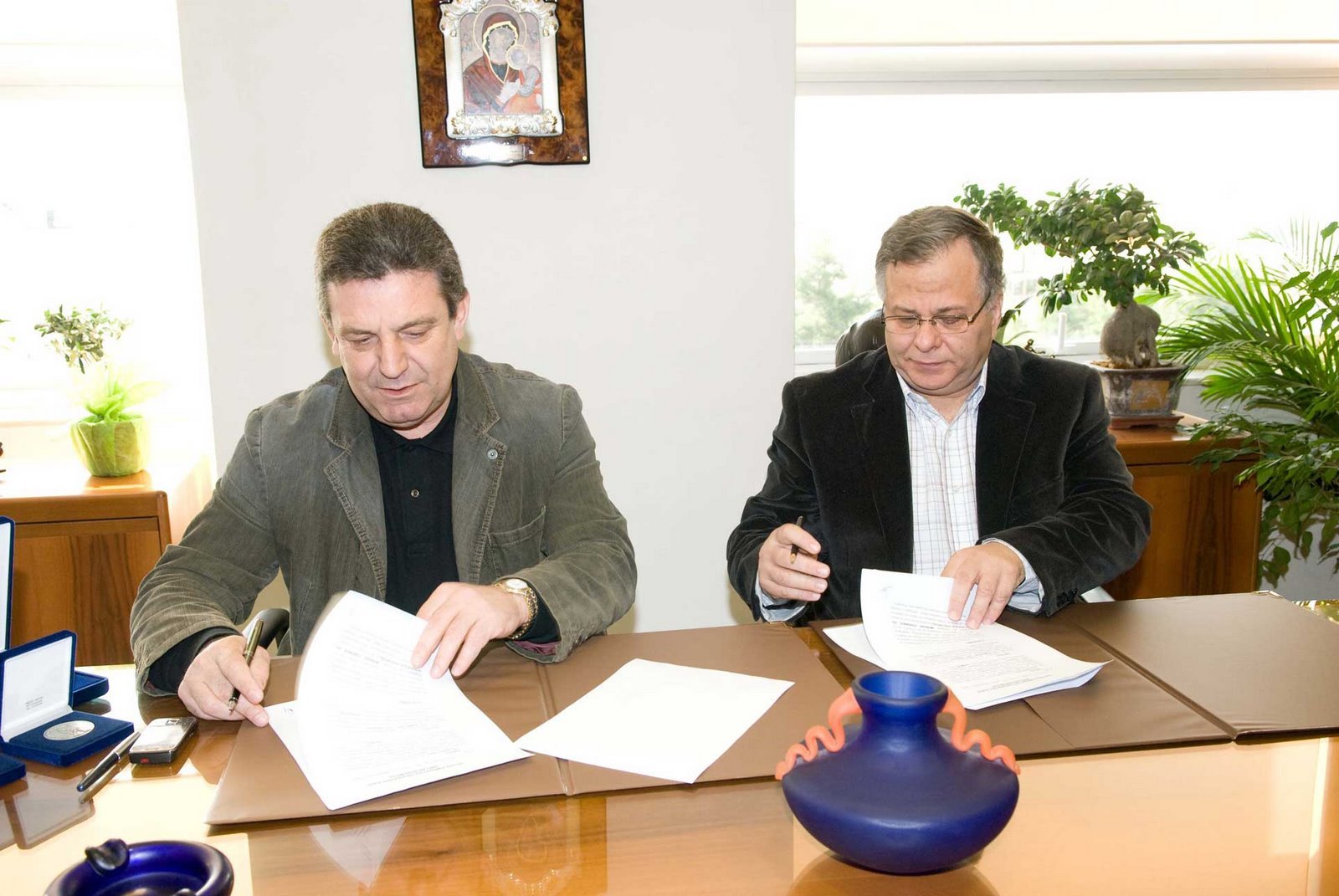 Ο Δήμαρχος Ιλίου και ο Πρόεδρος του Συλλόγου ΤΟ ΧΑΜΟΓΕΛΟ ΤΟΥ ΠΑΙΔΙΟΥ κ. Κ. Γιαννόπουλος υπογράφουν  μνημόνιο συνεργασίας