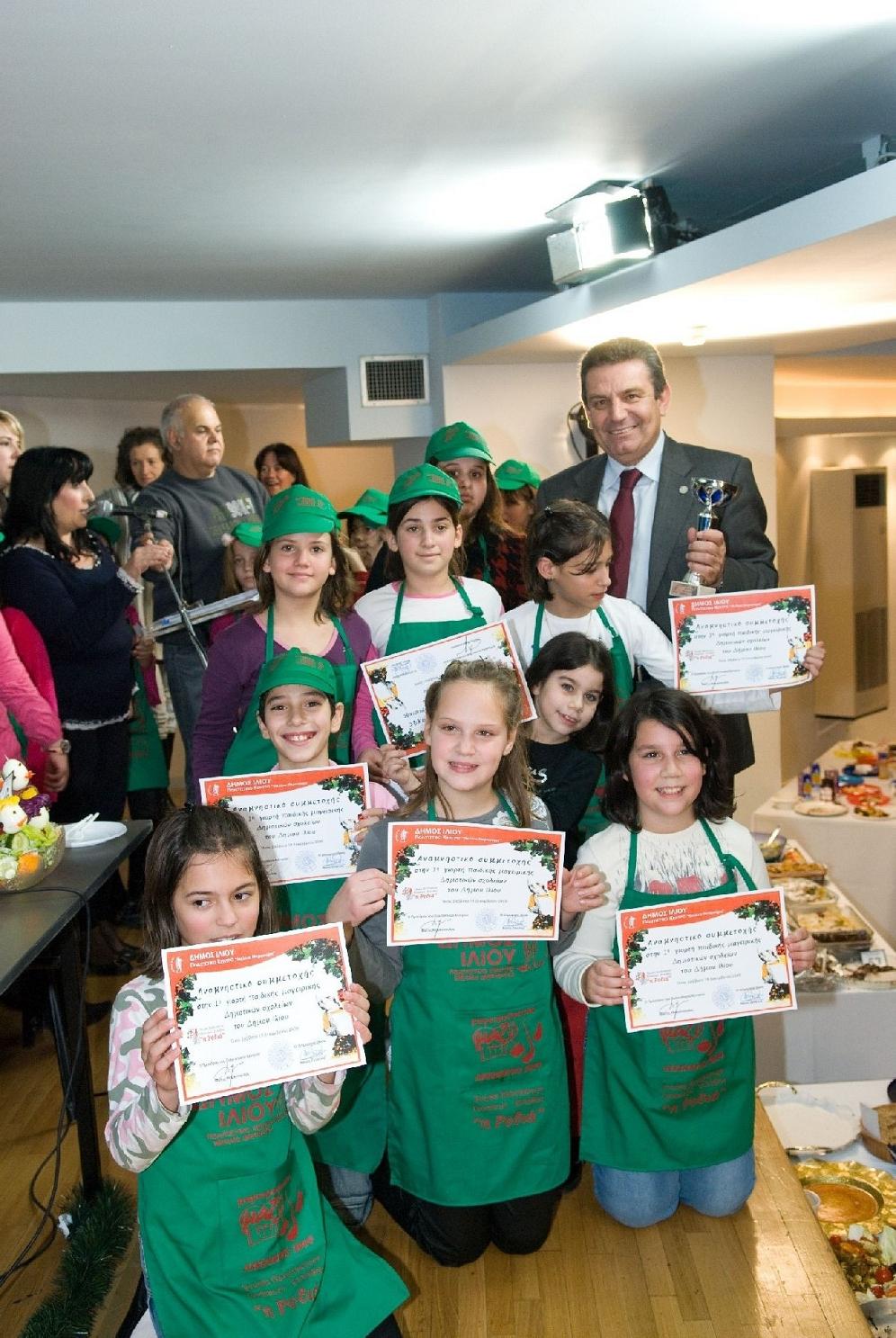 Παραδίδοντας  τα βραβεία στα παιδιά που διακρίθηκαν στην 1η Γιορτή Παιδικής Μαγειρικής του Δήμου