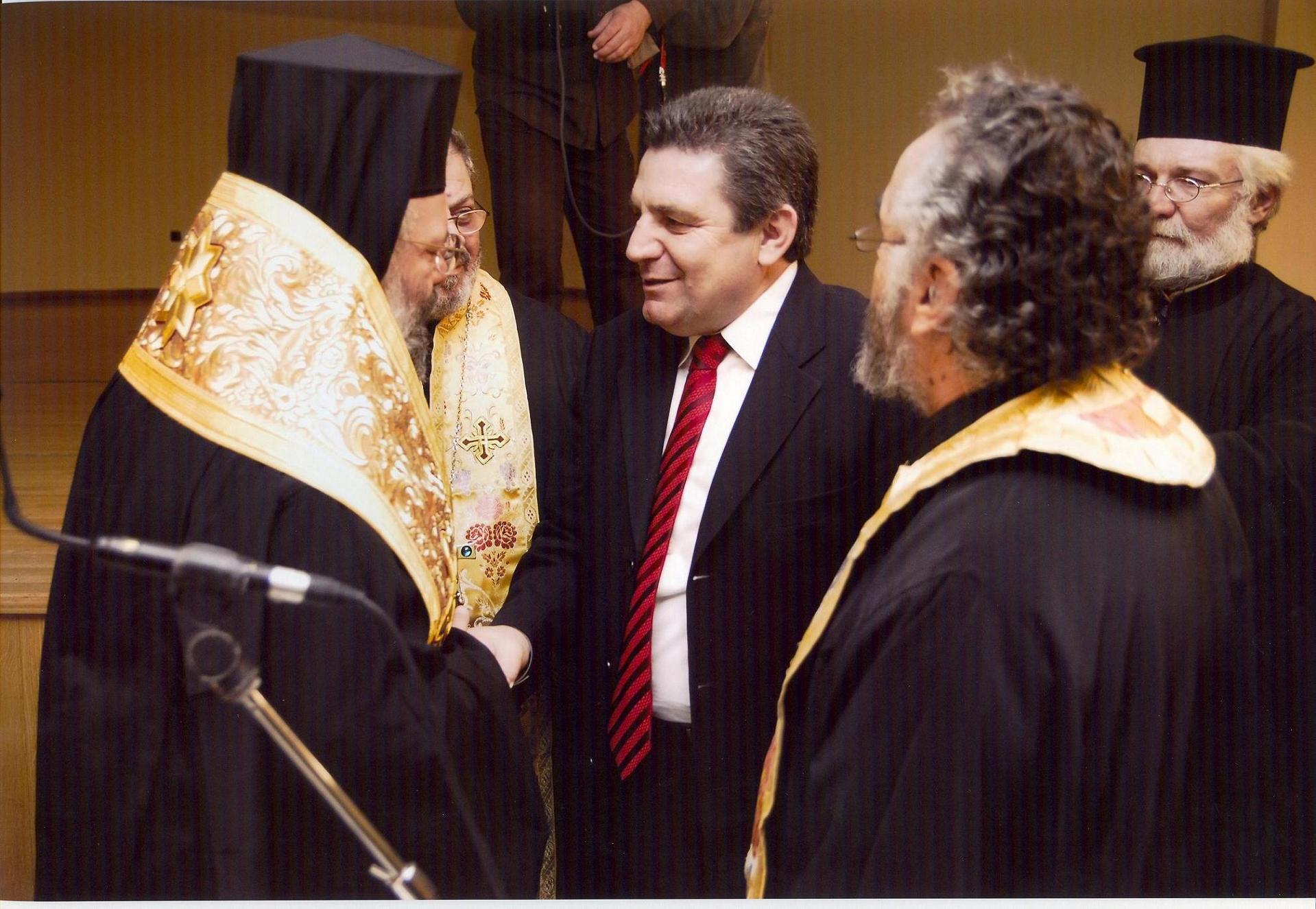 Ο Δήμαρχος Ιλίου με τον Μητροπολίτη κ.Δαμασκηνό και ιερείς από τις ενορίες του Δήμου Ιλίου κατά την ορκωμοσία του Ο Δήμαρχος Ιλίου με τον Μητροπολίτη κ. Δαμασκηνό και ιερείς από τις ενορίες του Δήμου Ιλίου κατά την ορκωμοσία του