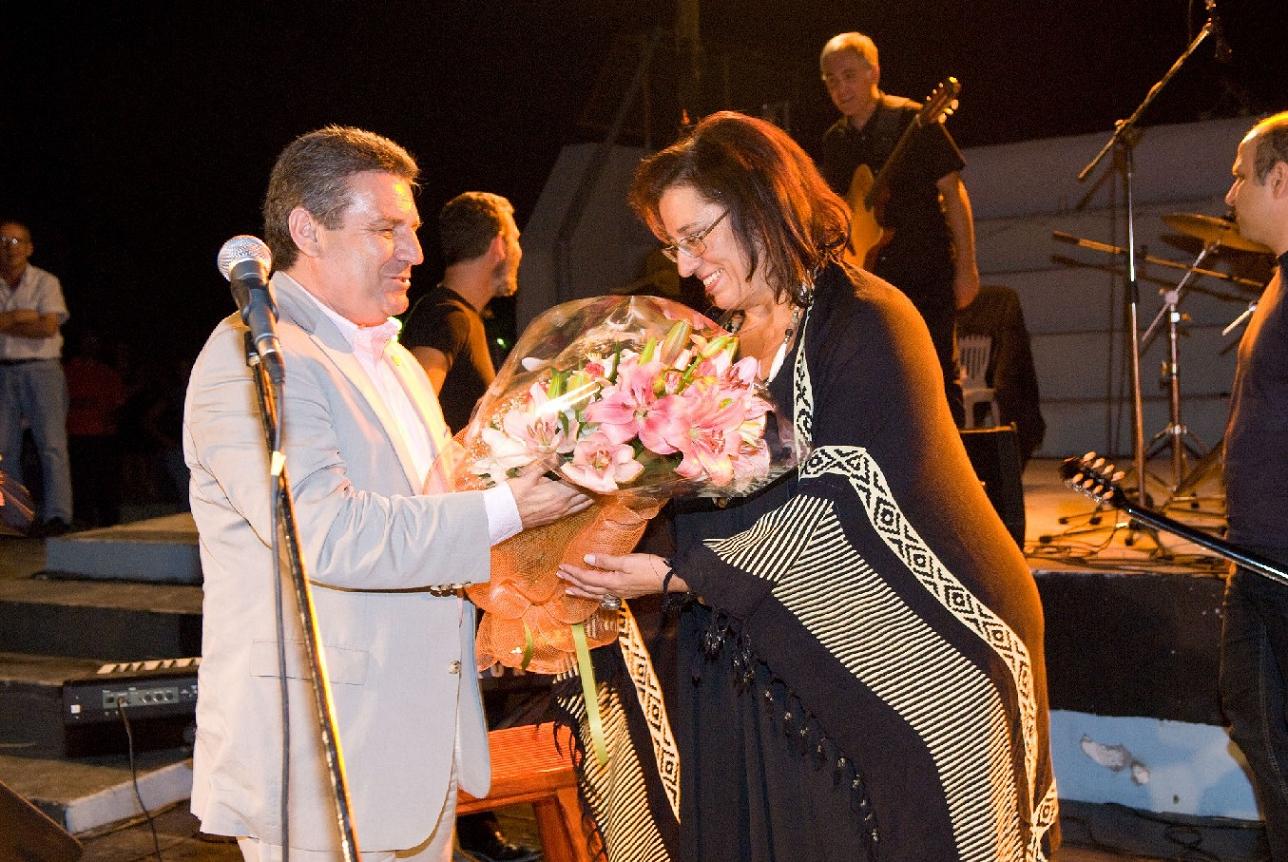 Η Μαρία Φαραντούρη δέχεται τα συγχαρητήρια του Δημάρχου Ιλίου στη συναυλία αφιέρωμα στο Γ. Ρίτσο