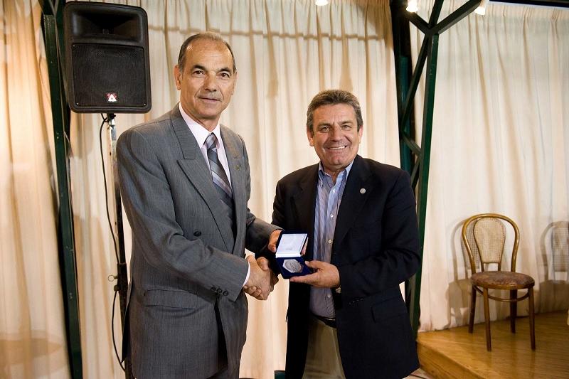 Ο Δήμαρχος Ιλίου με τον Αντώνη Αντωνιάδη στην παρουσίαση της αυτοβιογραφίας του που έγινε στο Πολιτιστικό Κέντρο του Δήμου Ιλίου
