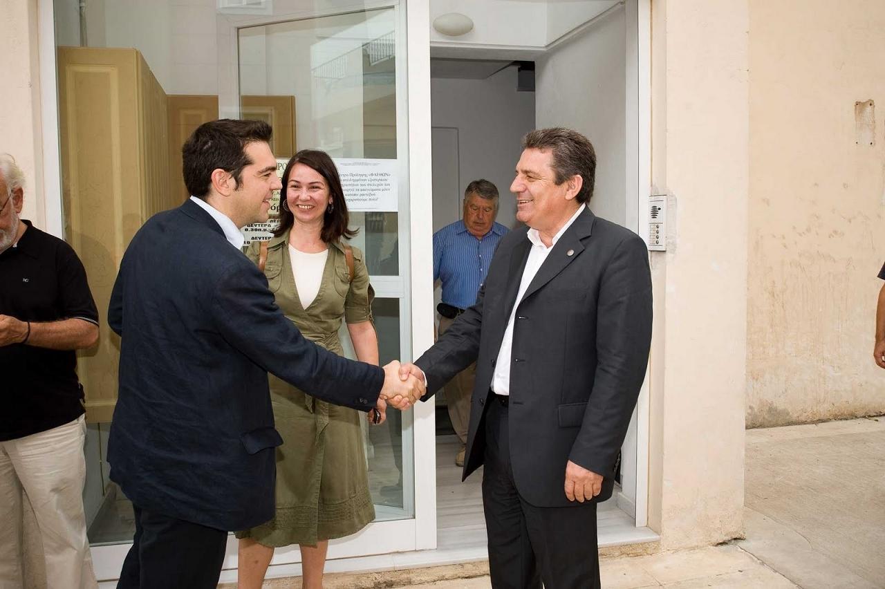 O Δήμαρχος Ιλίου, κ. Νίκος Ζενέτος, υποδέχεται τον Πρόεδρο του ΣΥΡΙΖΑ, κ. Αλέξη Τσίπρα, στο Κέντρο Πρόληψης της Χρήσης Εξαρτησιογόνων Ουσιών "ΦΑΕΘΩΝ" στο Ίλιον.