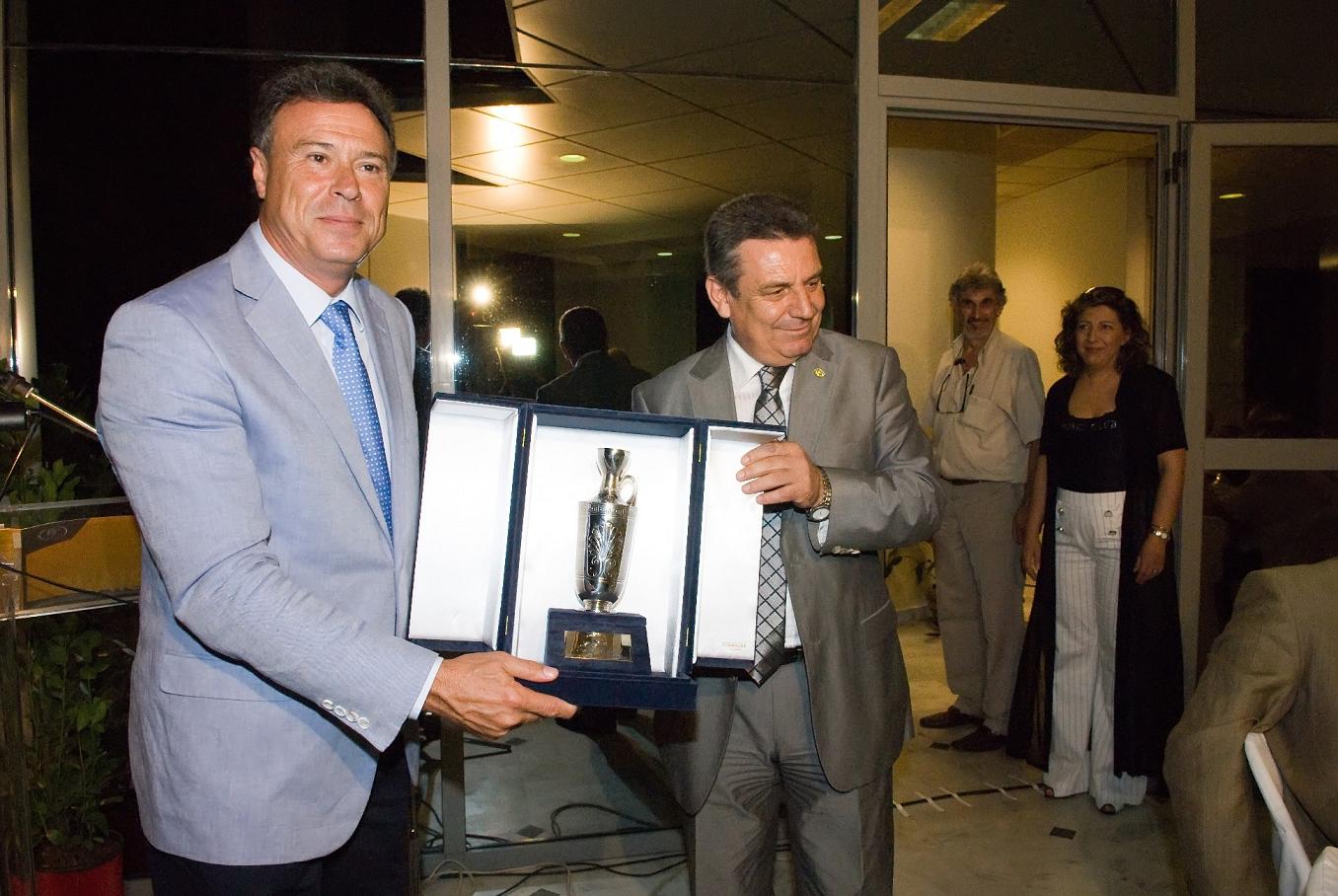 Ο Δήμαρχος Ιλίου, κ. Νίκος Ζενέτος τιμά το Νομάρχη Αθηνών, κ. Ιωάννη Σγουρό, για την προσφορά του στην Τοπική Αυτοδιοίκηση.