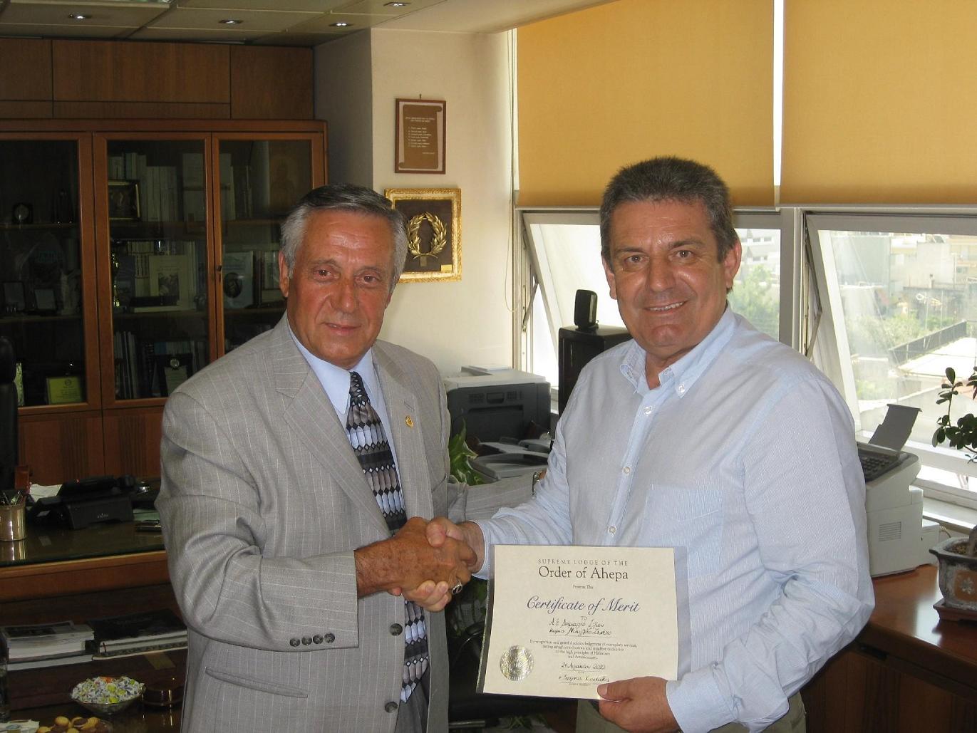 Ο Ύπατος Κυβερνήτης της AHEPA, κ. Σπύρος Βασιλάκης, απονέμει τιμητικό έπαινο στο Δήμαρχο Ιλίου, κ. Νίκο Ζενέτο.