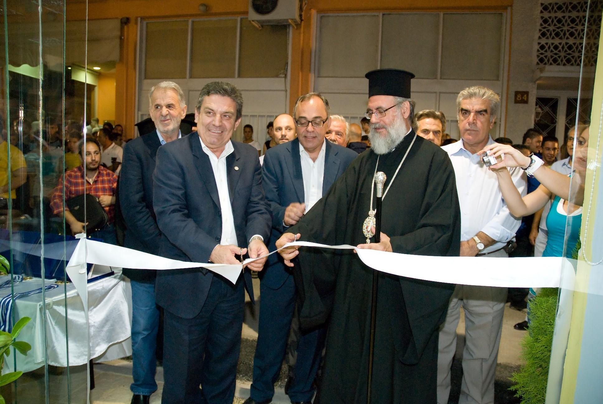 Ο Δήμαρχος Ιλίου, κ. Νίκος Ζενέτος, και ο Σεβασμιώτατος Μητροπολίτης Ιλίου, Αχαρνών και Πετρουπόλεως, κ. Αθηναγόρας, κόβουν την κορδέλα των εγκαινίων του Νέου Δημοτικού Γυμναστηρίου.