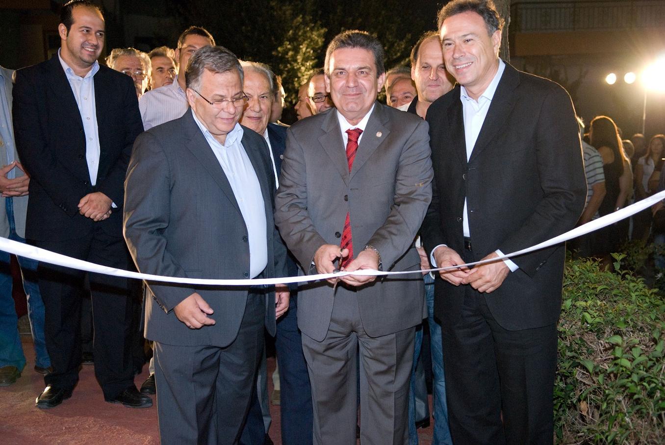 Ο Δήμαρχος Ιλίου, κ. Νίκος Ζενέτος, ο Πρόεδρος του Εθελοντικού Οργανισμού "Το Χαμόγελο του Παιδιού", κ. Κωνσταντίνος Γιαννόπουλος και ο Νομάρχης Αθηνών, κ. Γιάννης Σγουρός κατά την κοπή της κορδέλας των εγκαινίων του Κέντρου Κοινωνικής και Συμβουλευτικής Υποστήριξης Παιδιών που δημιούργησε ο Δήμος Ιλίου σε συνεργασία με "Το Χαμογέλο του Παιδιού"