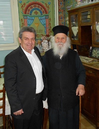 Ο Δήμαρχος Ιλίου με τον πανοσιολογιότατο Αρχιμανδρίτη π. Διονύσιο Καλάργυρο στο Ορφανοτροφείο Αγία Τριάδα στο Ίλιον