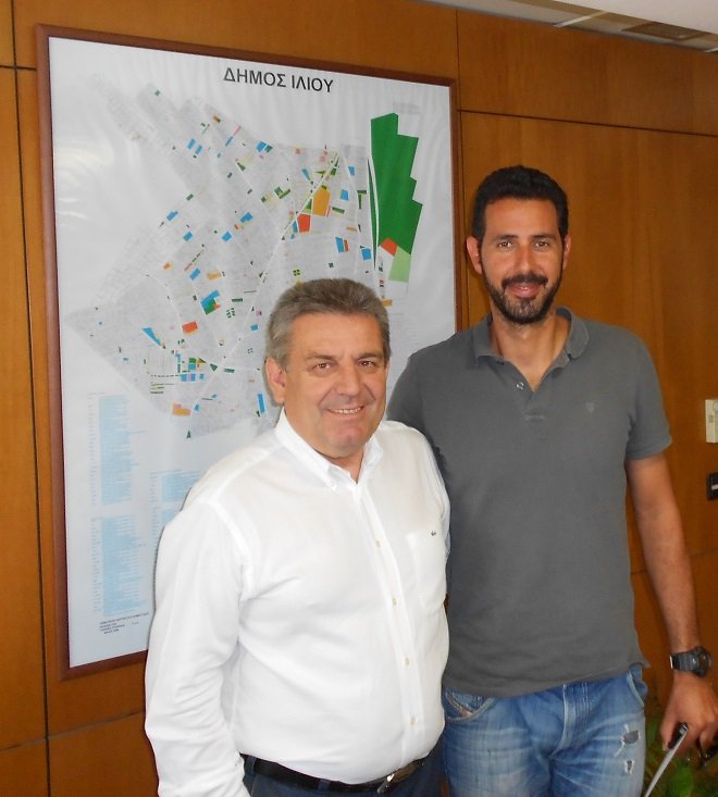 Ο Δήμαρχος Ιλίου Νίκος Ζενέτος με τον Ολυμπιονίκη της Κωπηλασίας Δημήτρη Μούγιο