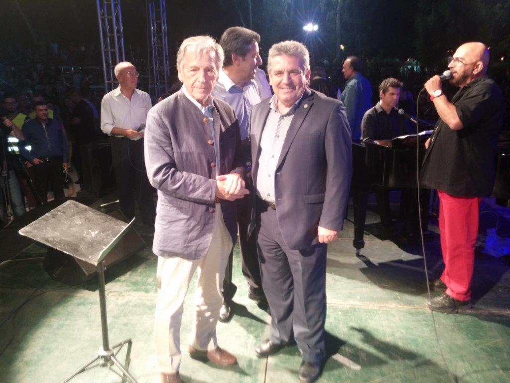 Ο Κώστας Γαβράς, σκηνοθέτης του Γαλλικού κινηματογράφου, με τον Δήμαρχο Ιλίου και αντιπρόεδρο του Αναπτυξιακού Συνδέσμου Δυτικής Αθήνας Νίκο Ζενέτο σε εκδήλωση του συνδέσμου