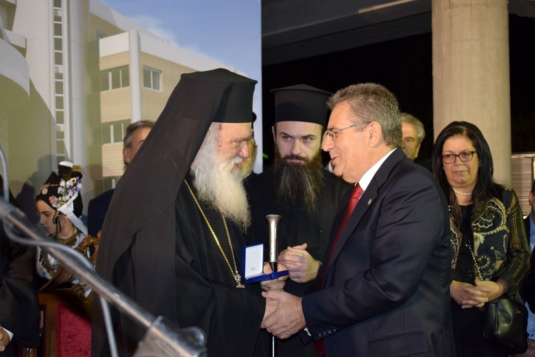 Ο Δήμαρχος Ιλίου με τον Μακαριώτατο Αρχιεπίσκοπο Αθηνών και Πάσης Ελλάδος κ.κ. Ιερώνυμο, στον Αγιασμό του υπό ανέγερση Πολυδύναμου Βιοκλιματικού Κέντρου Δομών Κοινωνικής Φροντίδας του Δήμου Ιλίου