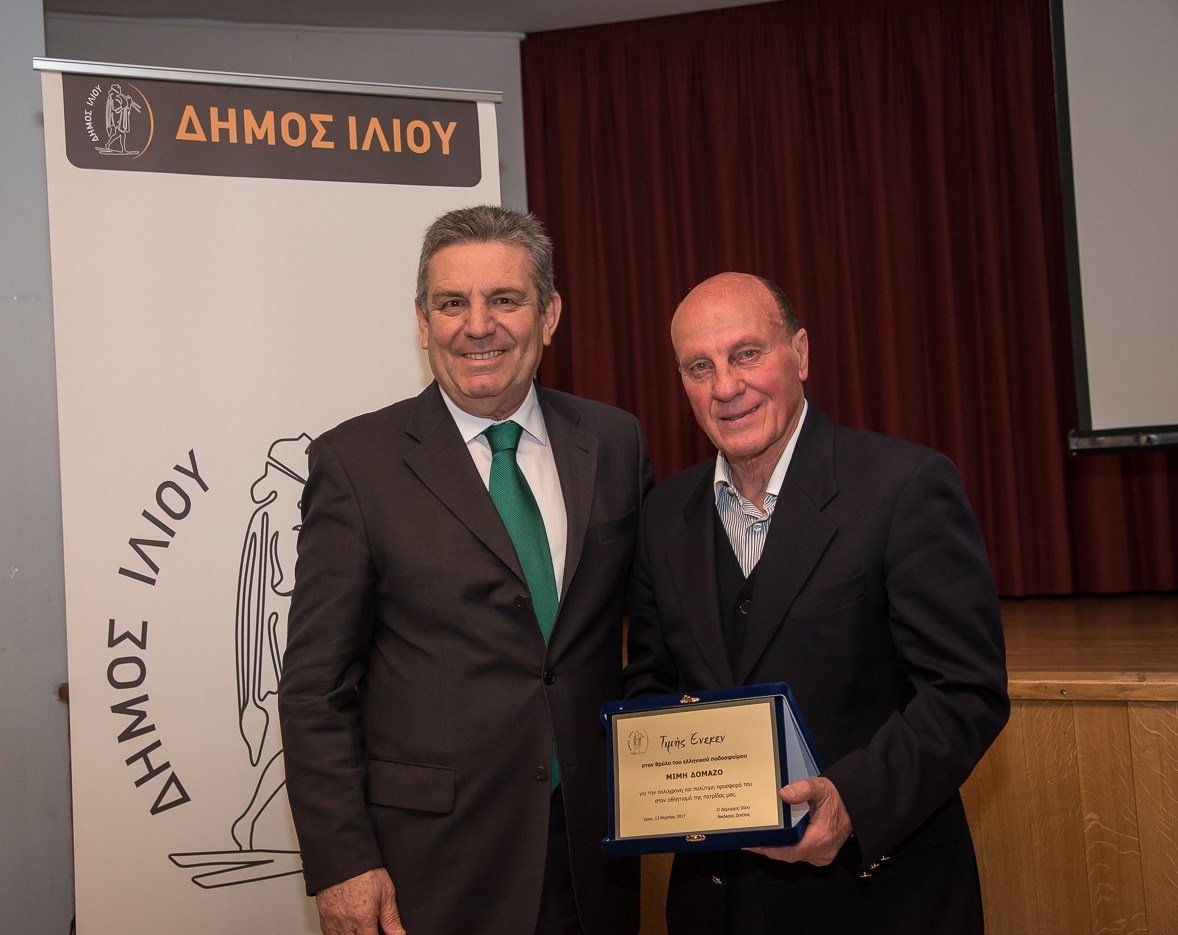 Ο Δήμαρχος Ιλίου Νίκος Ζενέτος απένειμε τιμητική πλακέτα στον Μίμη Δομάζο