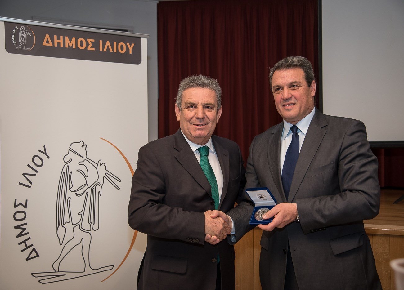 Ο Δήμαρχος Ιλίου Νίκος Ζενέτος τιμά με το μετάλλιο της πόλης τον παλαίμαχο ποδοσφαιριστή του Ολυμπιακού Πέτρο Μίχο