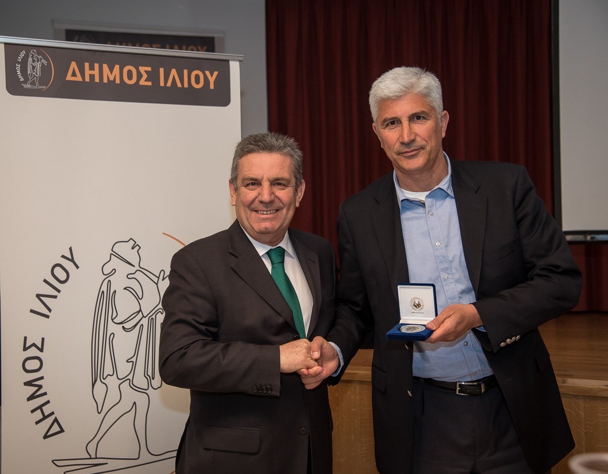 Ο Δήμαρχος Ιλίου Νίκος Ζενέτος τιμά με το μετάλλιο της πόλης τον παλαίμαχο ποδοσφαιριστή της ΑΕΚ Στέλιο Μανωλά
