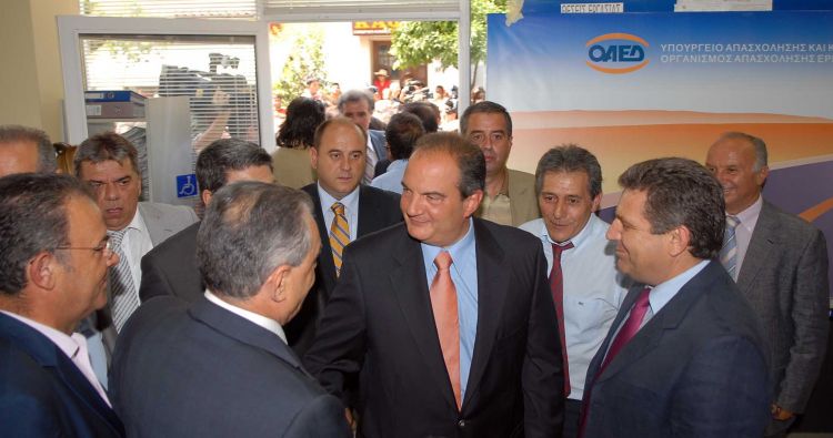 Ο πρώην Πρωθυπουργός κ. Κ.Καραμανλής σε επίσκεψη του στον ΟΑΕΔ Ιλίου με τον Δήμαρχο Νίκο Ζενέτο