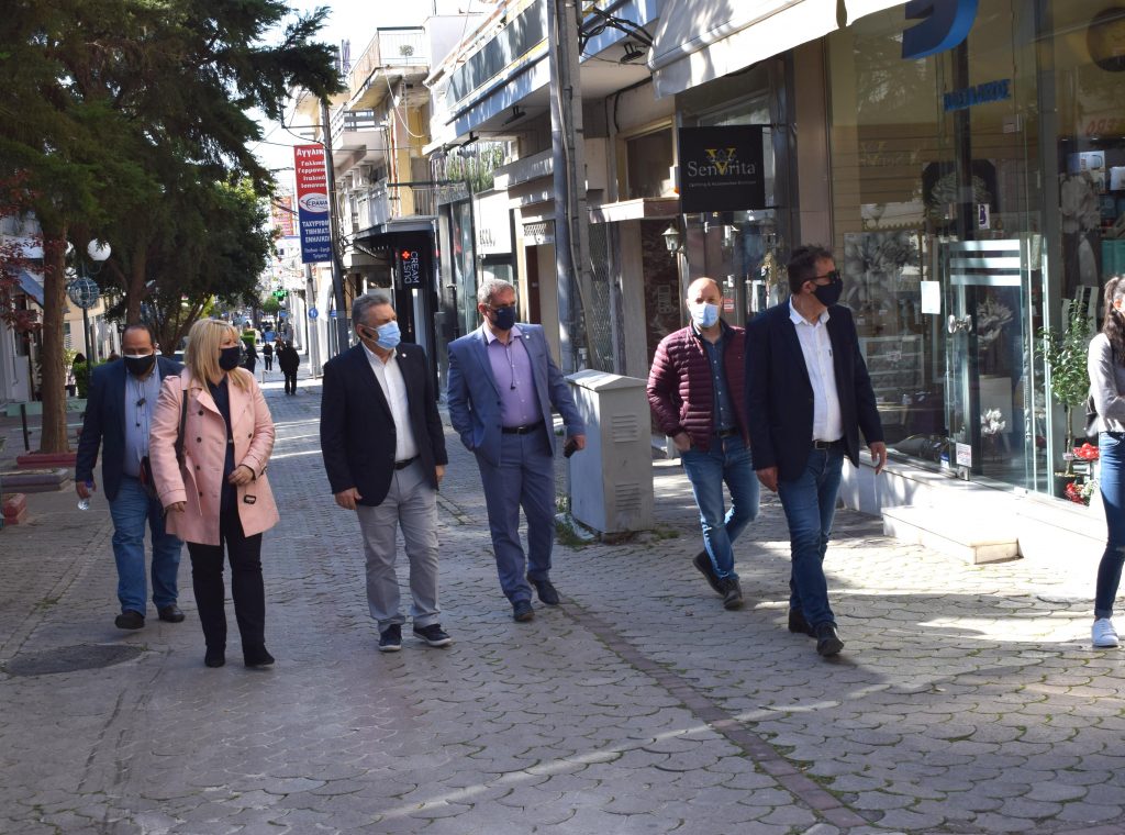 Στα καταστήματα του εμπορικού κέντρου ο Δήμαρχος Ιλίου Νίκος Ζενέτος