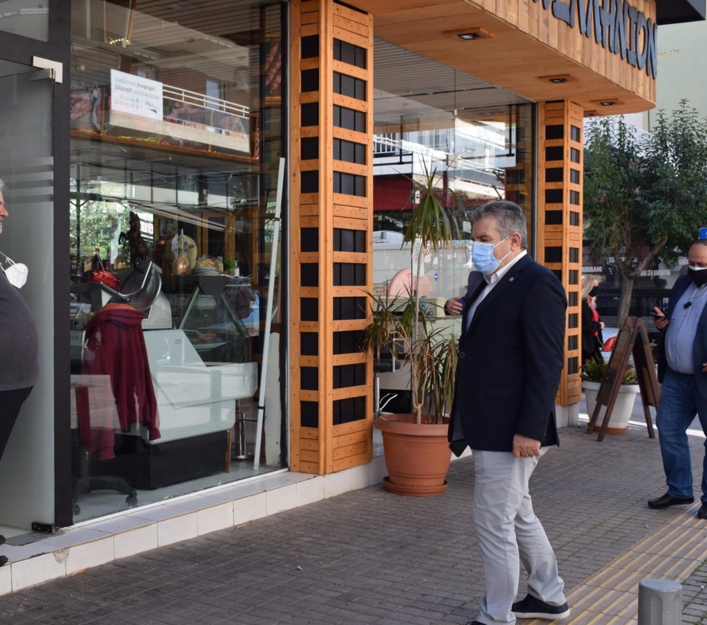 Στα καταστήματα του εμπορικού κέντρου ο Δήμαρχος Ιλίου Νίκος Ζενέτος