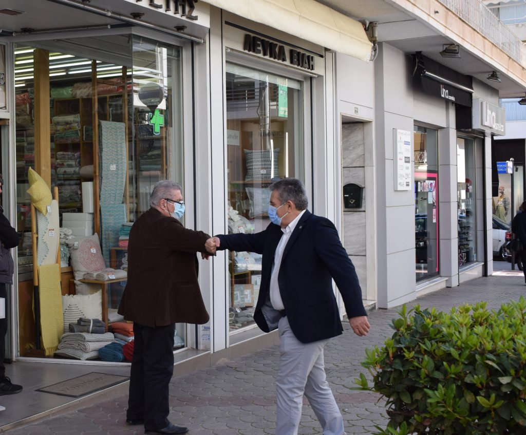 Στα καταστήματα του εμπορικού κέντρου ο Δήμαρχος Ιλίου Νίκος Ζενέτος