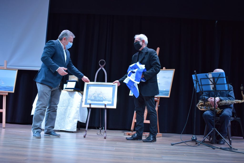 Ο ανιψιός του ζωγράφου Νίκος Διανόγλου παρέδωσε, εκ μέρους του ζωγράφου στον Δήμαρχο Ιλίου Νίκο Ζενέτο πίνακα με ιδιόχειρη αφιέρωση