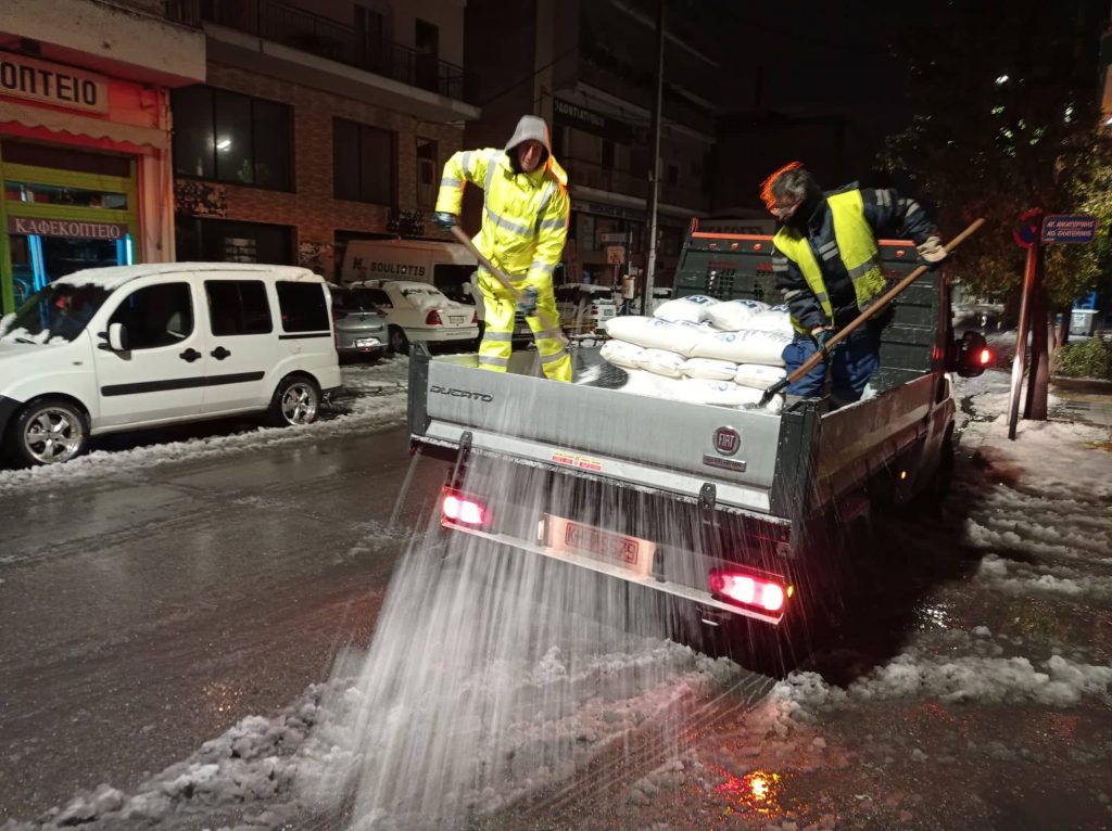 Αγώνα διαρκείας με τη σφοδρή κακοκαιρία έδωσαν τα συνεργεία του Δήμου Ιλίου