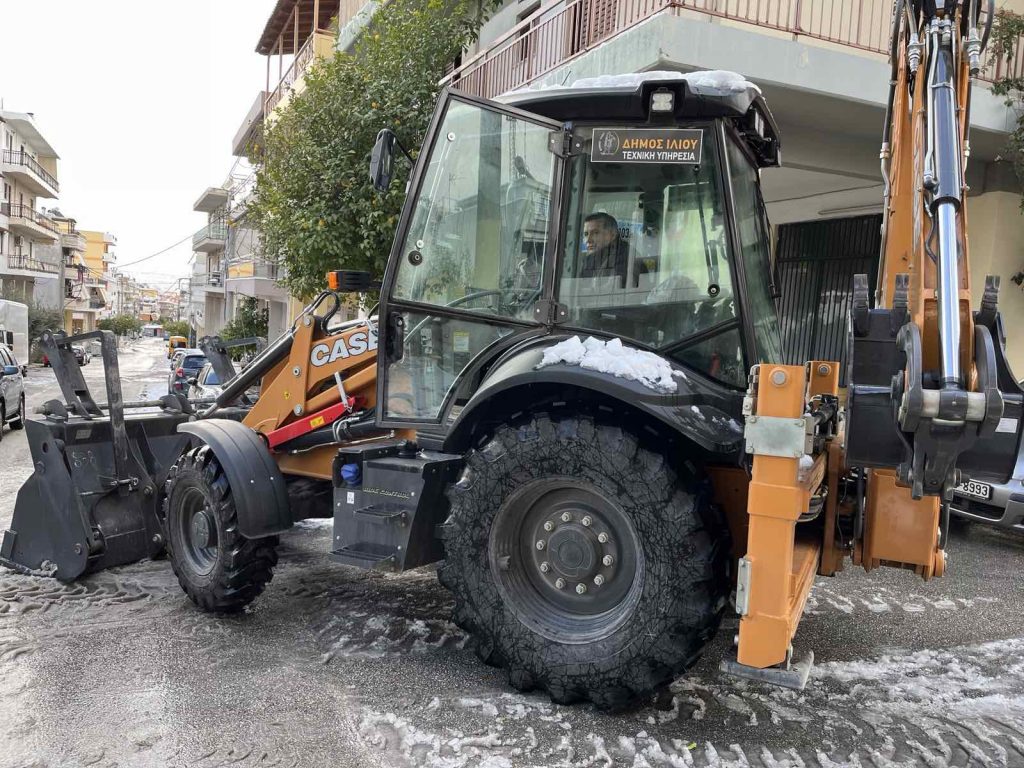 Αγώνα διαρκείας με τη σφοδρή κακοκαιρία έδωσαν τα συνεργεία του Δήμου Ιλίου