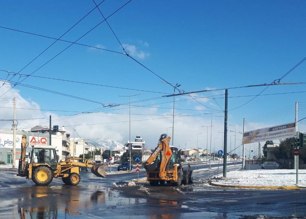 Αγώνα διαρκείας με τη σφοδρή κακοκαιρία έδωσαν τα συνεργεία του Δήμου Ιλίου