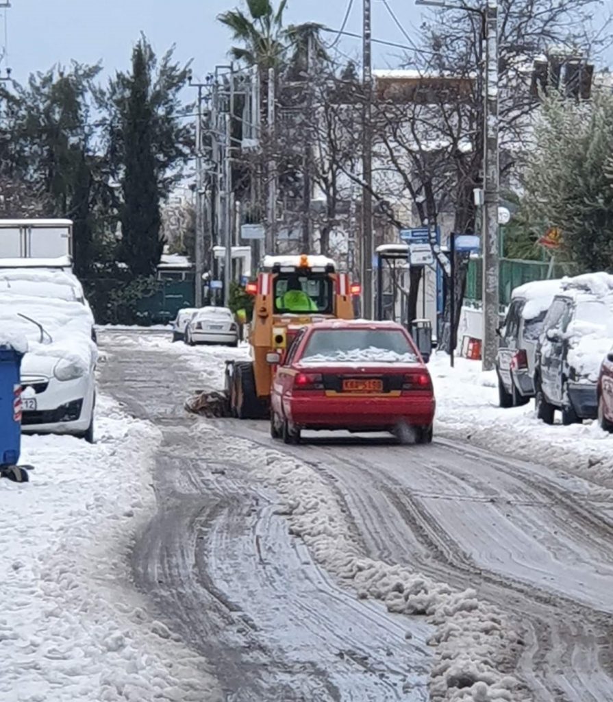 Αγώνα διαρκείας με τη σφοδρή κακοκαιρία έδωσαν τα συνεργεία του Δήμου Ιλίου