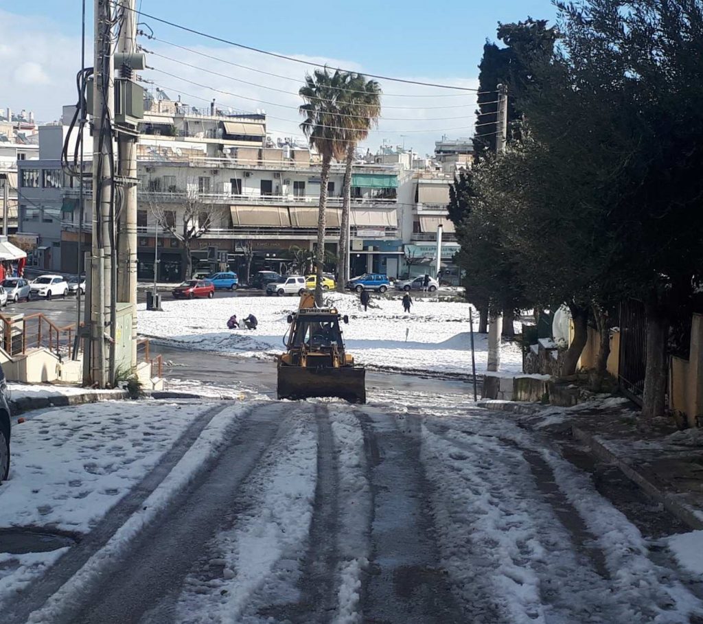 Αγώνα διαρκείας με τη σφοδρή κακοκαιρία έδωσαν τα συνεργεία του Δήμου Ιλίου