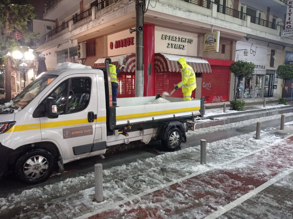 Αγώνα διαρκείας με τη σφοδρή κακοκαιρία έδωσαν τα συνεργεία του Δήμου Ιλίου