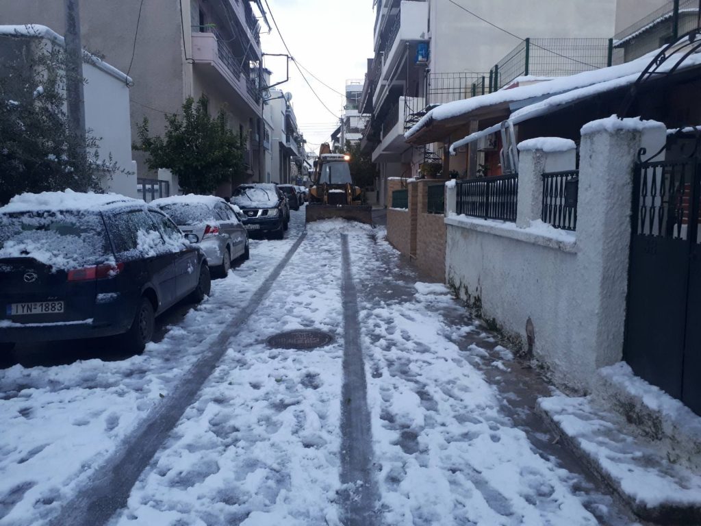 Αγώνα διαρκείας με τη σφοδρή κακοκαιρία έδωσαν τα συνεργεία του Δήμου Ιλίου
