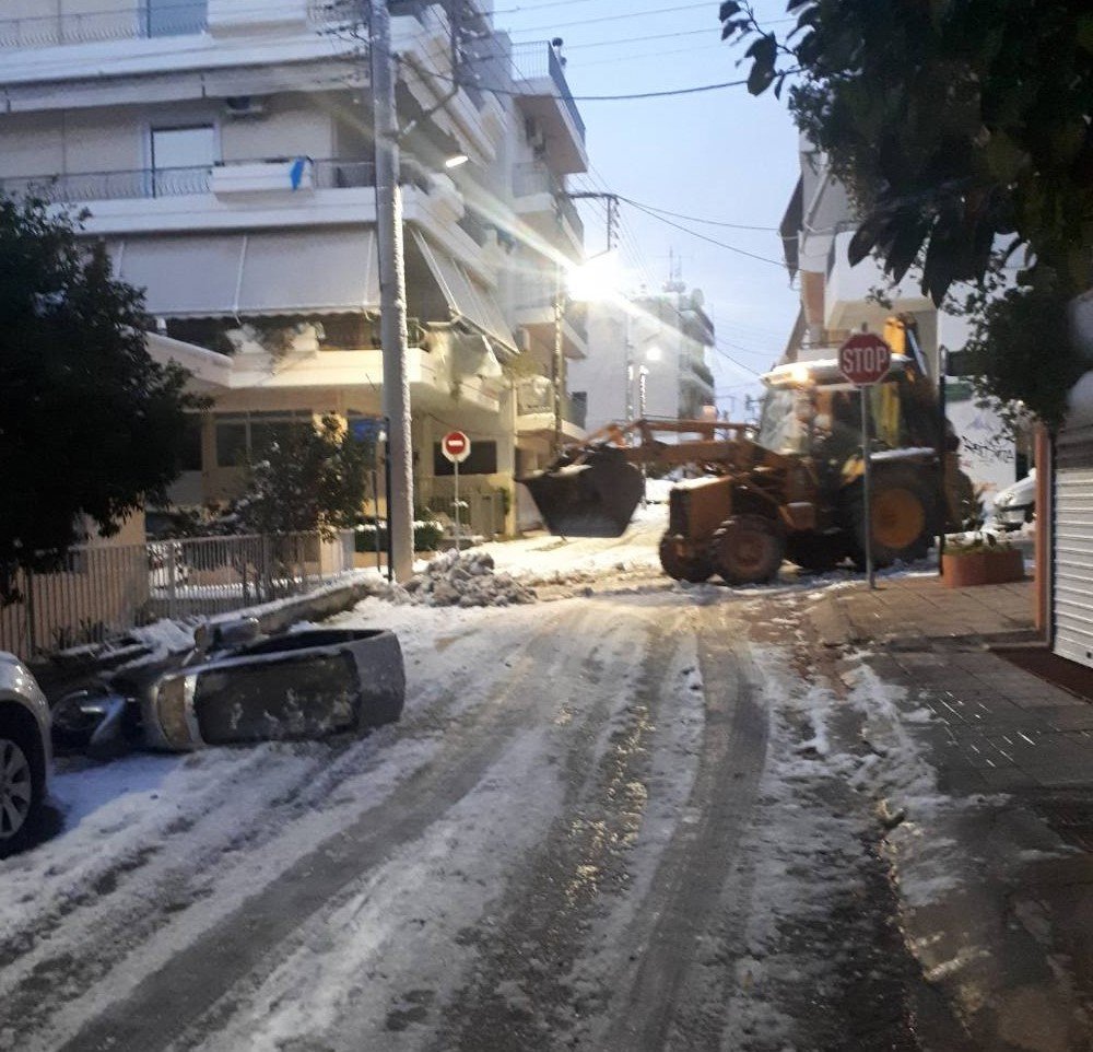 Αγώνα διαρκείας με τη σφοδρή κακοκαιρία έδωσαν τα συνεργεία του Δήμου Ιλίου