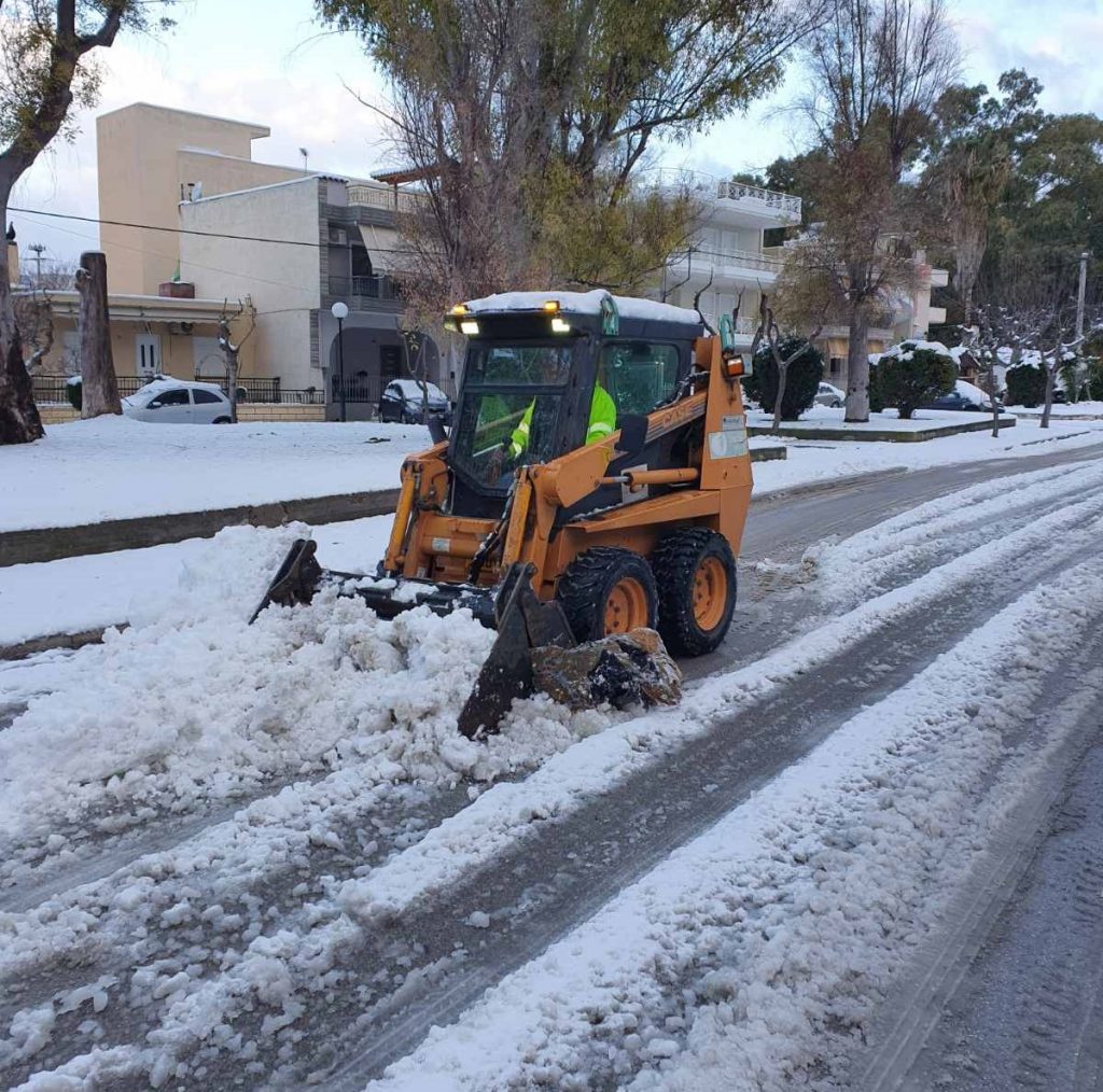 Αγώνα διαρκείας με τη σφοδρή κακοκαιρία έδωσαν τα συνεργεία του Δήμου Ιλίου