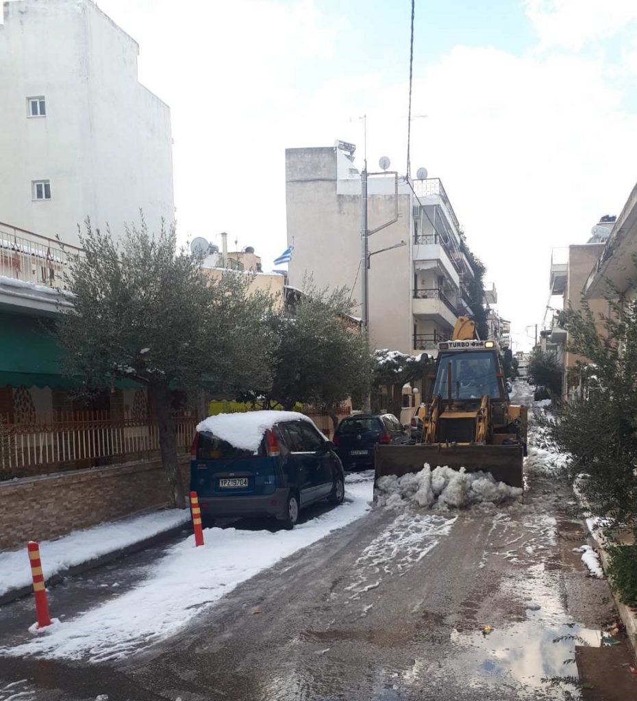Αγώνα διαρκείας με τη σφοδρή κακοκαιρία έδωσαν τα συνεργεία του Δήμου Ιλίου