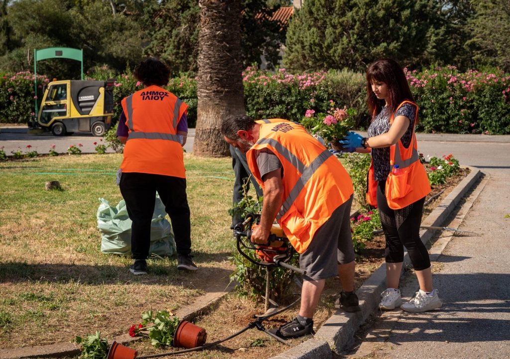 Οι υπηρεσίες του Δήμου Ιλίου φροντίζουν  το πράσινο, καθαρίζουν, αποψιλώνουν και φυτεύουν πολύχρωμα λουλούδια για να ομορφύνουν τον χώρο
