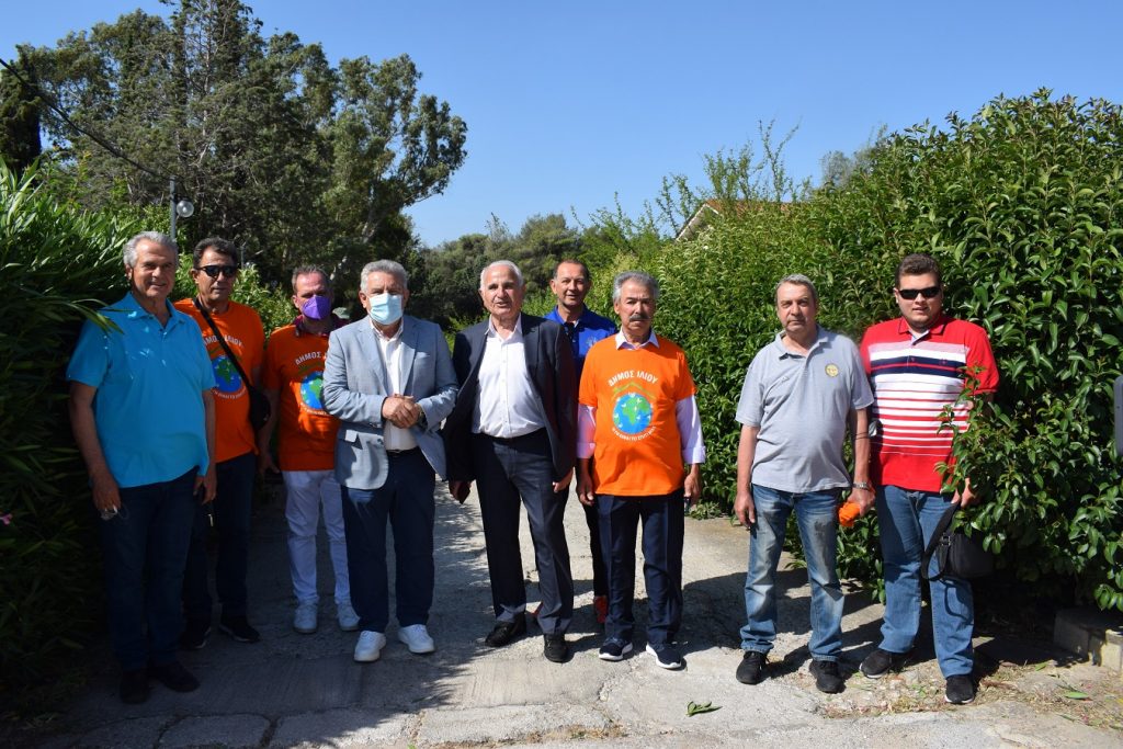 Ο Δήμαρχος Ιλίου Νίκος Ζενέτος σε αναμνηστική φωτογραφία με Αντιδημάρχους, εκπρόσωπους Φορέων και εθελοντές