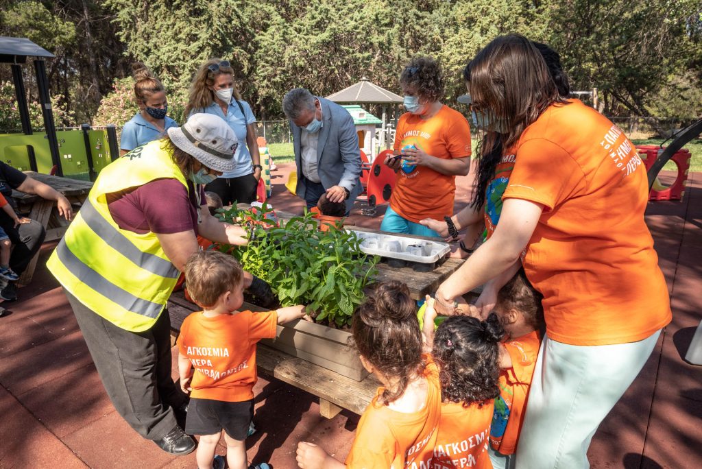 Περιβαλλοντική δράση με παιδιά του Παραρτήματος, φυτεύσεις αρωματικών φυτών και μπλουζάκια του Δήμου Ιλίου για την Παγκόσμια Ημέρα Περιβάλλοντος