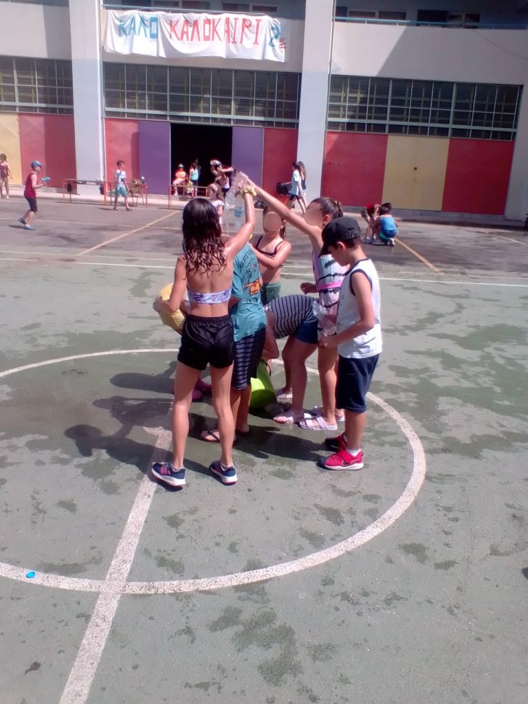 Φωτογραφία εικονίζει στιγμιότυπα από τις δραστηριότητες των παιδιών στα προγράμματα θερινής δημιουργικής απασχόλησης του Δήμου Ιλίου
