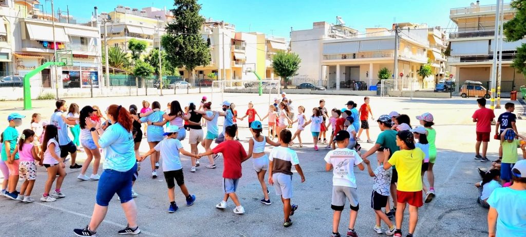 Φωτογραφία εικονίζει στιγμιότυπα από τις δραστηριότητες των παιδιών στα προγράμματα θερινής δημιουργικής απασχόλησης του Δήμου Ιλίου