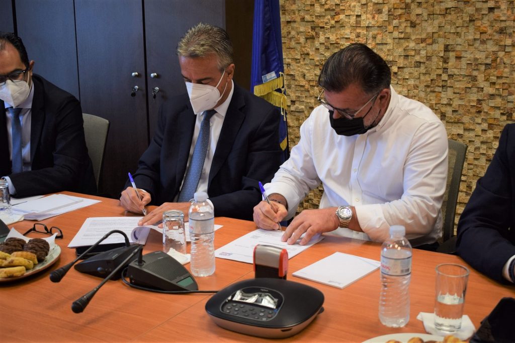Ο Διευθύνων Σύμβουλος των Κτιριακών Υποδομών Αθανάσιος Γιάνναρης και η ανάδοχος εταιρεία κατά την υπογραφή της σύμβασης με τον ανάδοχο για την ανέγερση του 8ου Γυμνασίου Ιλίου