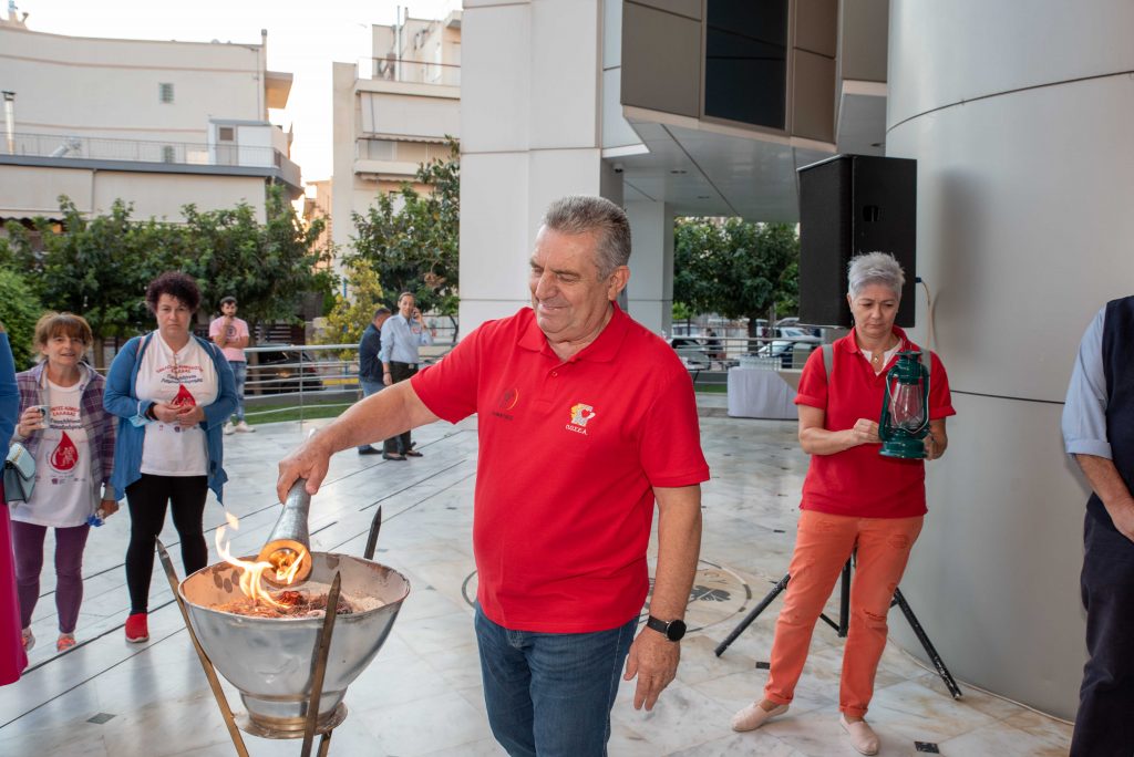 Ο Δήμαρχος Ιλίου Νίκος Ζενέτος ανάβει τον βωμό της Αγάπης στον προαύλιο χώρο του Δημαρχείου, από όπου δόθηκε και η εκκίνηση για τη λαμπαδηδρομία