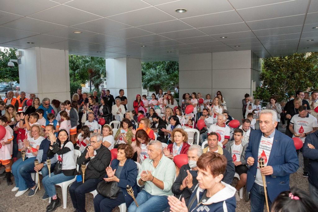 Στιγμιότυπα από την 20η Λαμπαδηδρομία Εθελοντών Αιμοδοτών στην οποία συμμετείχαν πολίτες κάθε ηλικίας.