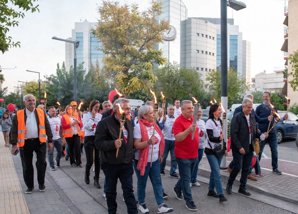 Στιγμιότυπα από την 20η Λαμπαδηδρομία Εθελοντών Αιμοδοτών στην οποία συμμετείχαν πολίτες κάθε ηλικίας.