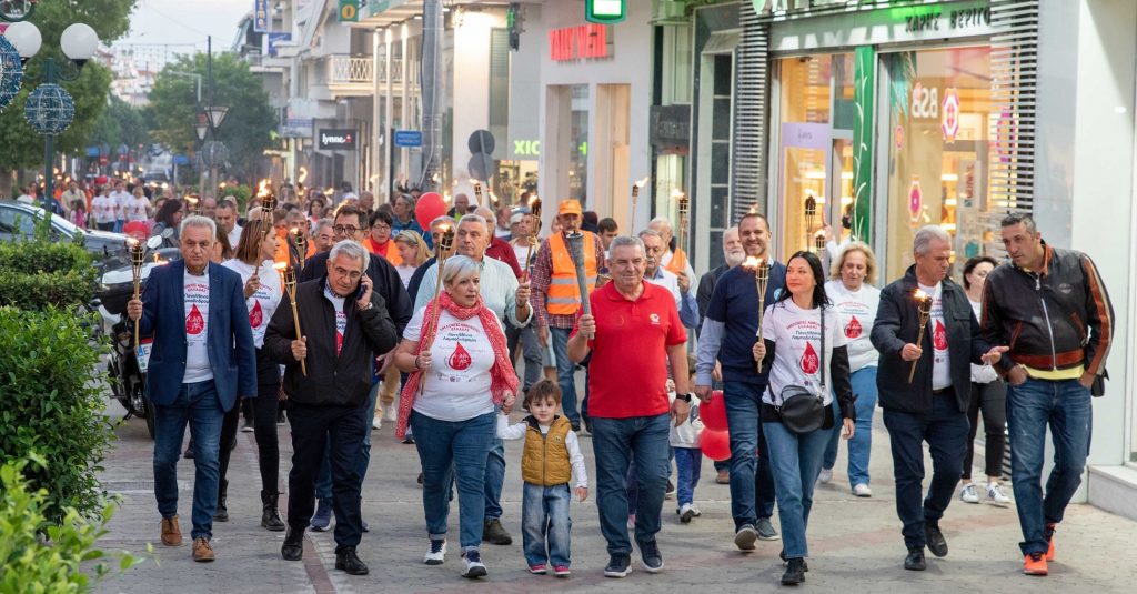 Στιγμιότυπα από την 20η Λαμπαδηδρομία Εθελοντών Αιμοδοτών στην οποία συμμετείχαν πολίτες κάθε ηλικίας.