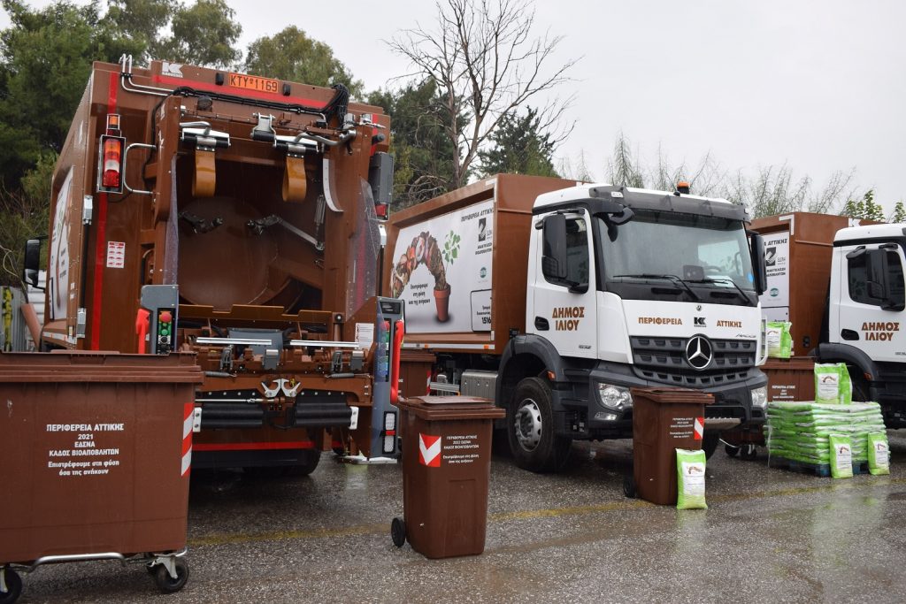 Με τέσσερα νέα απορριμματοφόρα και 1.277 καφέ κάδους στη μάχη της ανακύκλωσης ο Δήμος Ιλίου
