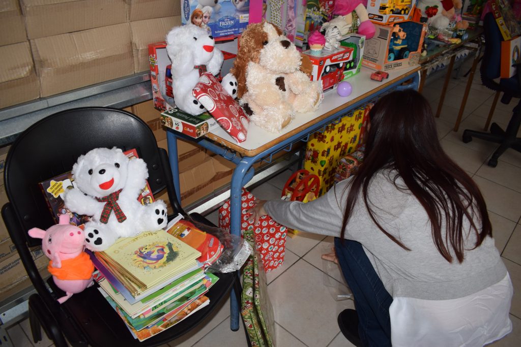 Πολλά Χριστουγεννιάτικα δώρα για παιδιά του Ιλίου που έχουν ανάγκη