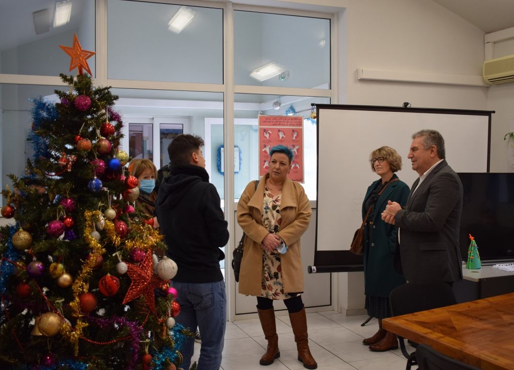 Θερμές ευχές και δώρα στις επισκέψεις του Δημάρχου Νίκου Ζενέτου σε Κέντρα και Δομές Φιλοξενίας στο Ίλιον