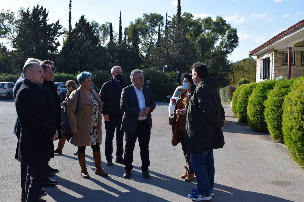 Θερμές ευχές και δώρα στις επισκέψεις του Δημάρχου Νίκου Ζενέτου σε Κέντρα και Δομές Φιλοξενίας στο Ίλιον